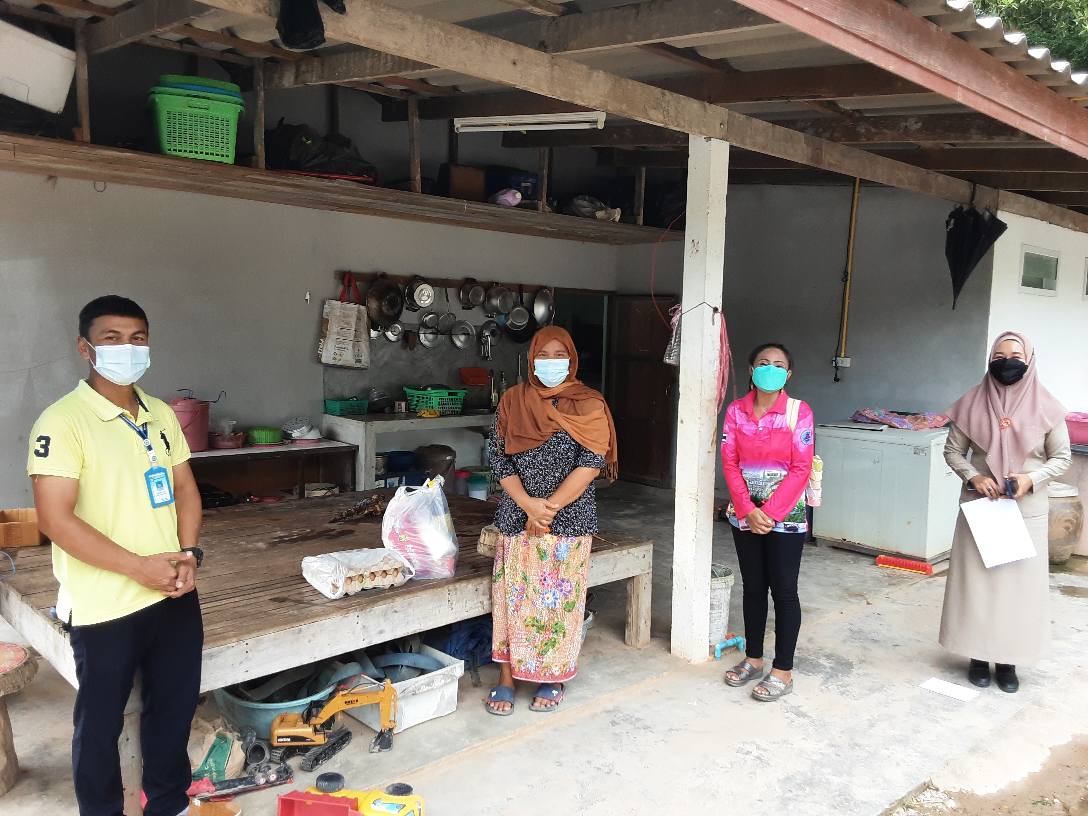 ทต.ศาลาด่าน ช่วยเหลือมอบ “ถุงยังชีพ” ประชาชนตำบลศาลาด่าน (รายใหม่) ผู้ประสบภัยเดือดร้อนจากโควิด-19 : (ผู้ติดเชื้อหรือป่วย บุคคลกลุ่มเสี่ยงต่างๆ ซึ่งมีคำสั่งให้กักตัว)